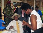 Homolov. Ugandas præsident Yoweri  Museveni tager en HIV-test i fuld offentlighed. Ny lov i landet slår hårdt ned på homoseksuelle. 