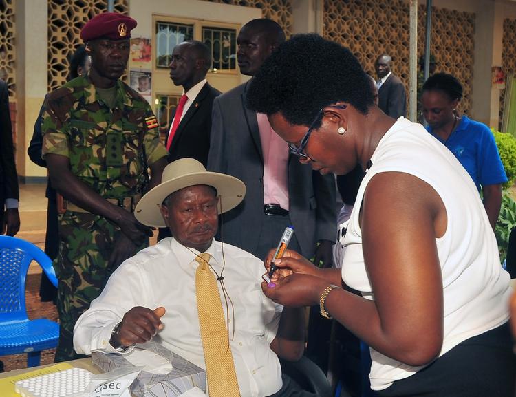 Homolov. Ugandas præsident Yoweri  Museveni tager en HIV-test i fuld offentlighed. Ny lov i landet slår hårdt ned på homoseksuelle. 