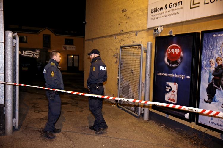 skud. To personer gik juleaften ind på et spillested i Brønshøj, rettede et skydevåben mod en 34-årig mand og skød ham i brystet. Manden er uden for livsfare. 
