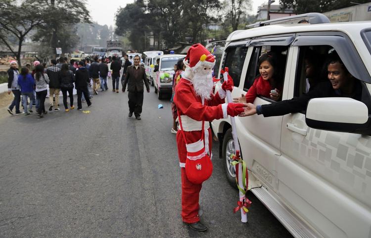 .....julemanden nåede også at dele slik ud til børn i den indiske by Meghalaya.... 
