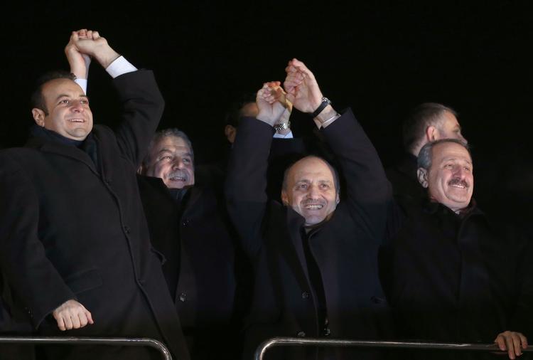 Korruption. Tre tyrkiske minstre går af efter sakndale, blandt andre økonomiminister Zafer Caglayan (til højre) og miljøminister Erdogan Bayraktar (nr. 2 fra højre). Også  indenrigsminister Muammer Güler (ikke afbilledet)  aftræder. 