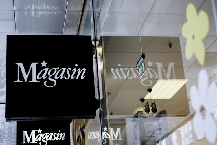 Danmark. To kvinder tog på togt i Magasin i Lyngby. Her er det dog storcenteret i København, der ses. 