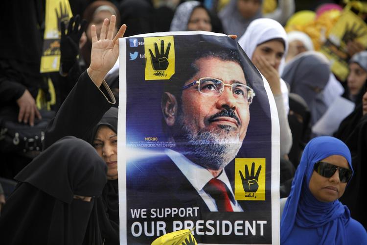 Støtte. Tilhængere af præsident Morsi ses under en demonstration i Kairo tilbage i november. Fremover bliver den slags protester ulovlige i Egypten. 