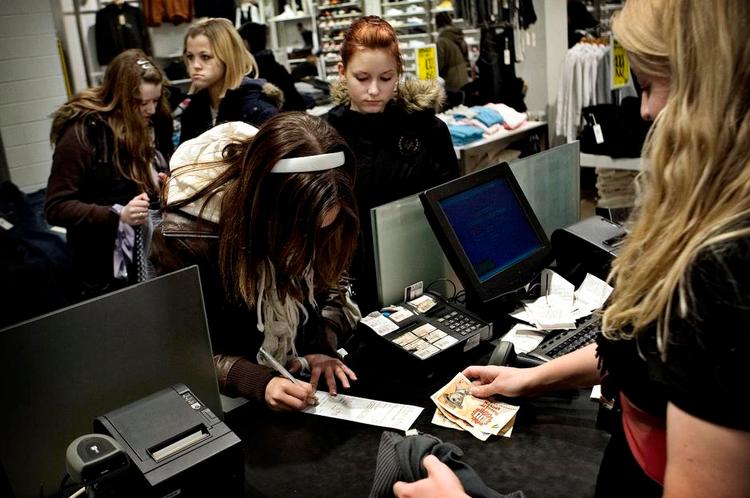 retur. Bytteret er retten til at bytte en vare til en anden vare. Vil man have mulighed for at levere varen tilbage og få pengene retur, skal man sikre sig, at der er returret på købet. Arkivfoto: Joachim Adrian 