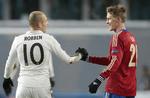 Fremtid. Arjen Robben, der her hilser på CSKA's Rasmus Elm efter en Champions League, skal snart have en konkret snak med Bayerns ledelse om sin fremtid. 