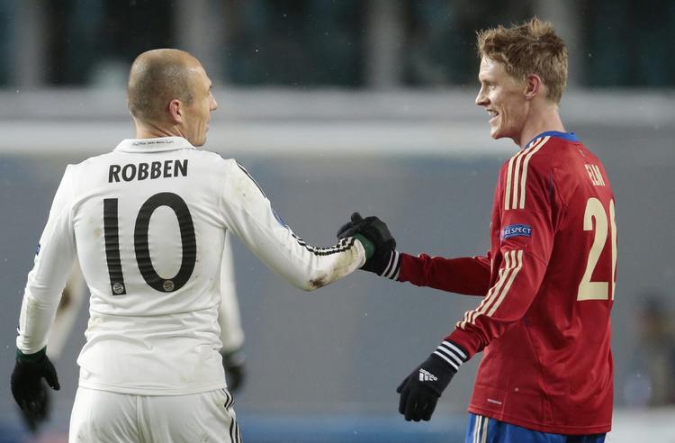 Fremtid. Arjen Robben, der her hilser på CSKA's Rasmus Elm efter en Champions League, skal snart have en konkret snak med Bayerns ledelse om sin fremtid. 