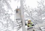 USA. En arbejder fra et elselskab forsøger at reparere nedfaldne strømledninger i Lansing i Michigan. 