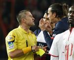 Kritik. Det er næppe kønspolitik, som Zlatan Ibrahimovic her diskuterer med dommer Fredy Gautrel, men også her får den lange svensker skældud. 