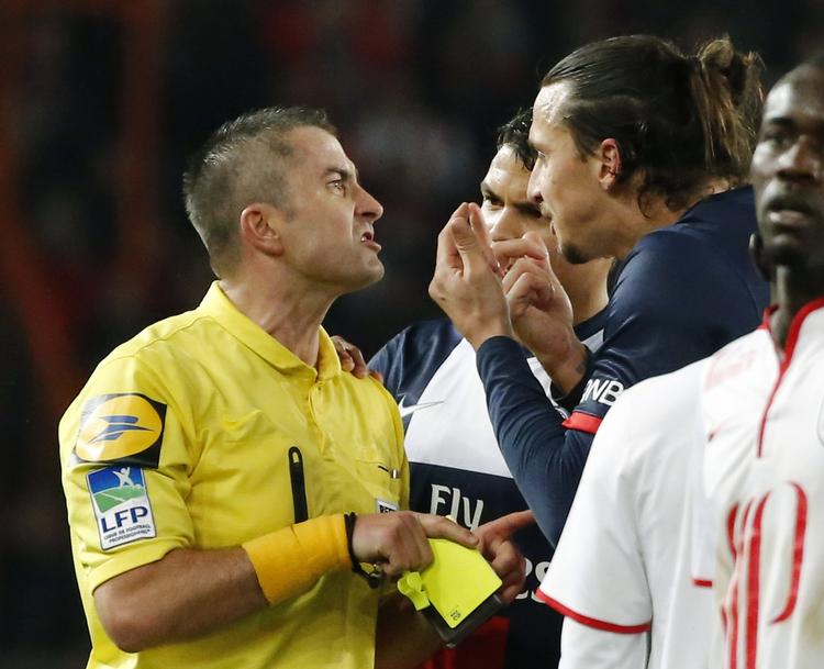 Kritik. Det er næppe kønspolitik, som Zlatan Ibrahimovic her diskuterer med dommer Fredy Gautrel, men også her får den lange svensker skældud. 