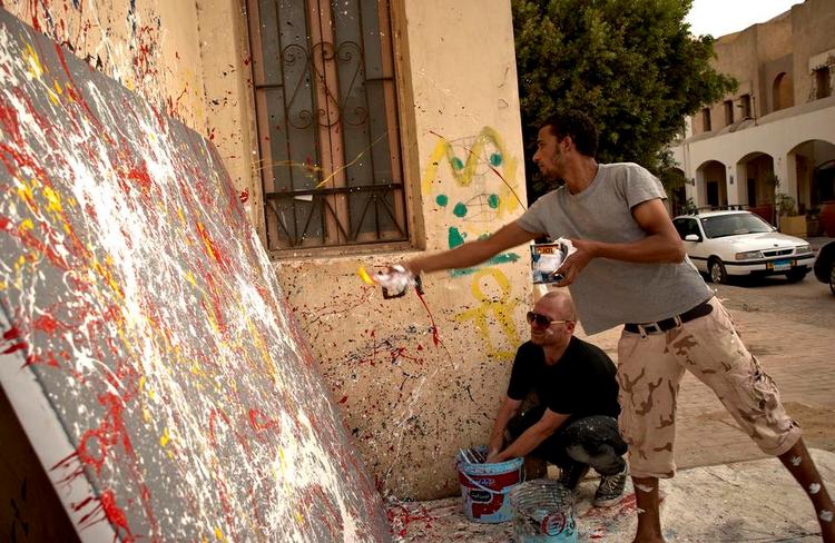 Udtryk. Samarbejdet med Mohamed Nagih, der her kaster maling mod lærredet, bekræftede Martin Nore (bagest) om rigtigheden i hans projekt. 