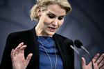 ældreydelser. Helle Thorning-Schmidt (s) nedskyder Vestagers prøveballon om at fratage velhavende ældre kontante ydelser. 