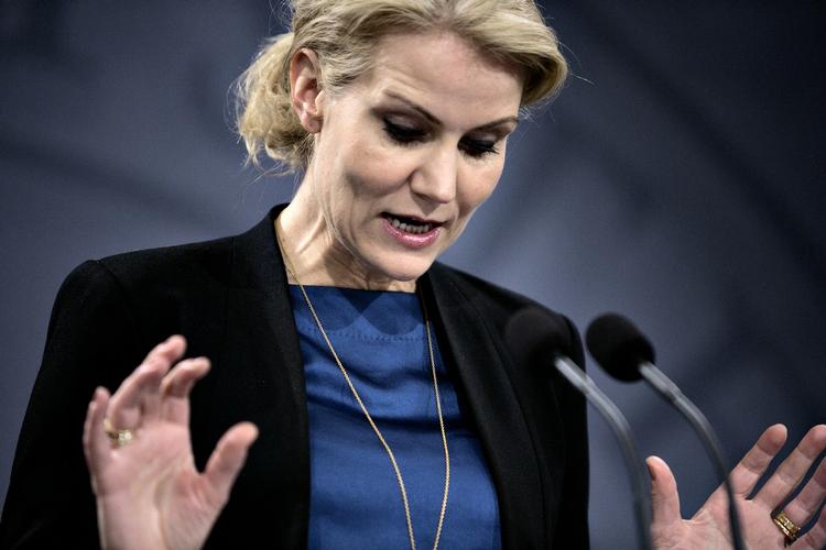 ældreydelser. Helle Thorning-Schmidt (s) nedskyder Vestagers prøveballon om at fratage velhavende ældre kontante ydelser. 
