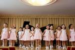 Glansbillede. Udlændinge bliver ført rundt i en velpoleret kulisse med smilende børnehavebørn, der spiller og danser. Den pæne facade dækker over et af historiens mest repressive regimer. 