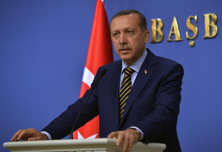 Korruptionsrokade. Tyrkiets premierminister Recep Tayyip Erdogan udskiftede i går ti ministre i den tyrkiske regering. Rokaden var delvist planlagt, delvist en konsekvens af den store korruptionsskandale, der har ramt landet, siger Tyrkiet-ekspert Daniella Kuzmanovic, der forudser, at problemerne for regeringschefen ikke er forbi endnu. 