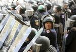 Protest. Voldsomme demonstrationer i Bangkok igen i dag. En politimand er blevet skudt og dræbt. 