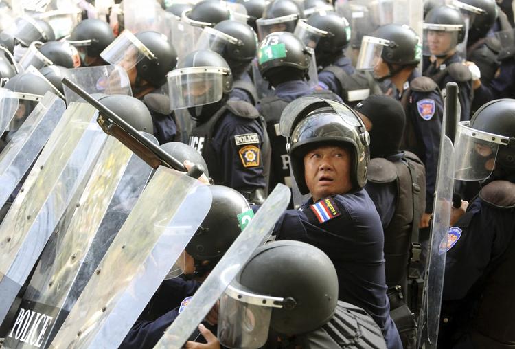 Protest. Voldsomme demonstrationer i Bangkok igen i dag. En politimand er blevet skudt og dræbt. 