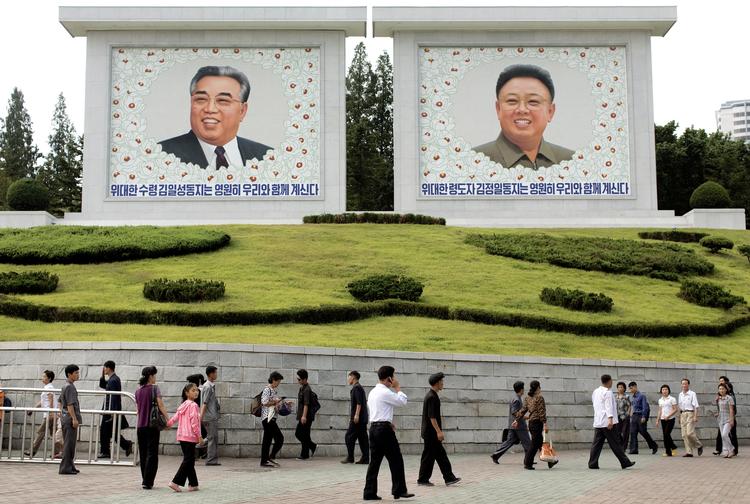 Kim-dynastiet. Det er umuligt for udenforstående at trænge gennem tiraderne og vurdere, hvad almindelige nordkoreanere tænker og tror. 