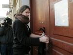 Visum. Den danske Greenpeace-aktivist Anne Mie Roer Jensen besøger de russiske myndugehder i Sankt Petersbog i går. Nu har hun fået sit udrejsevisum. 