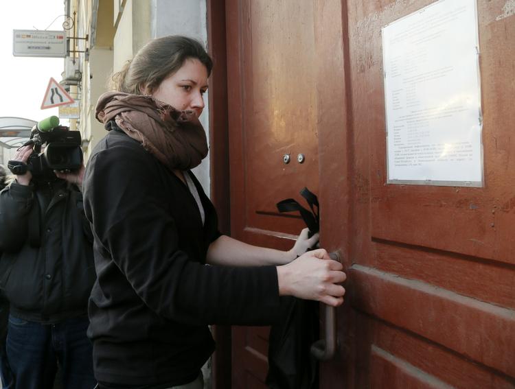 Visum. Den danske Greenpeace-aktivist Anne Mie Roer Jensen besøger de russiske myndugehder i Sankt Petersbog i går. Nu har hun fået sit udrejsevisum. 