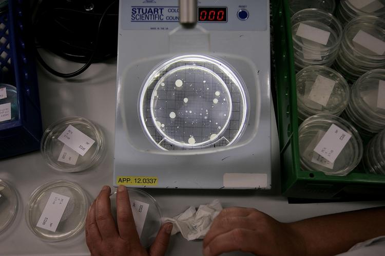 Advarsel. Maskinerne, som firmaet udviklede til laboratorier var ikke præcise nok. Det sagde medarbejderen og blev fyret. 