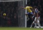 1-2. Med sin karrieres første hovedstødsmål bragte Theo Walcott Arsenal på sejrskurs. 