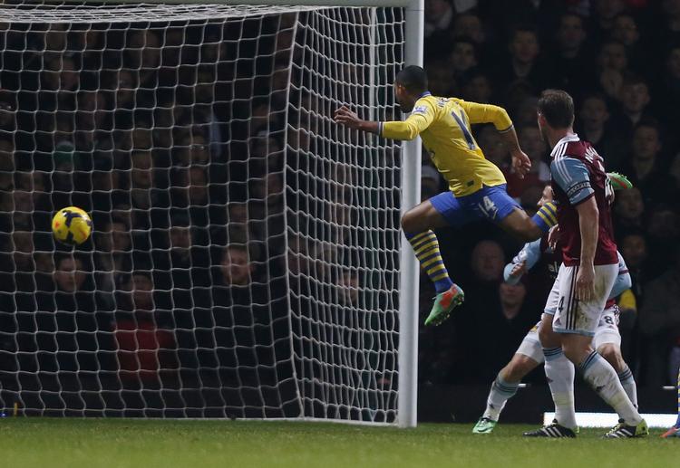 1-2. Med sin karrieres første hovedstødsmål bragte Theo Walcott Arsenal på sejrskurs. 