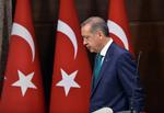Korruption. tre ministre fra Recep Tayyip Erdogans regering har ind til videre måtte gå af, efter en omfattende korruptionsundersøgelse. Nu er undersøgelsen blevet lukket ned. 