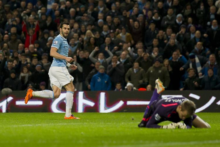 2-1. Mens Simon Mignolet fumler med bolden afventer Alvaro Negredo om han har scoret. Det havde han. 