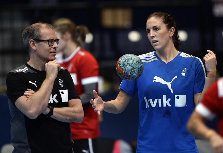 UBENYTTET. Da Camilla Dalby endelig kom til Beograd, var det ikke mange minutter Jan Pytlick benyttede hende. 