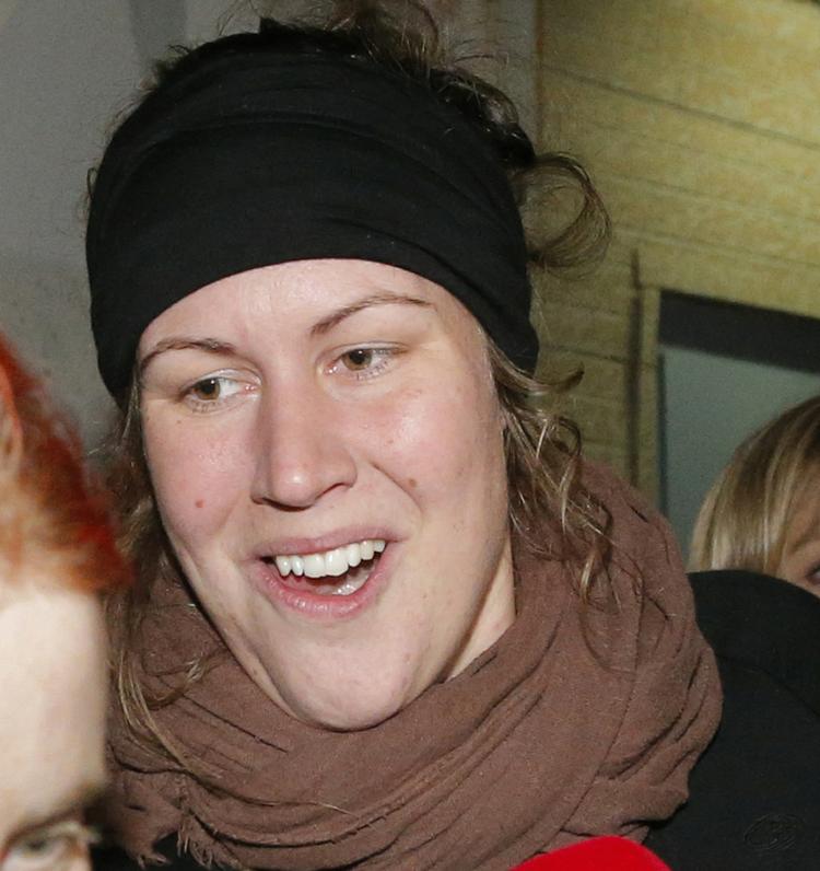 fri. Den danske Greenpeace-aktivist Anne Mie Roer Jensen synes, det er »rigtig skønt« at kunne vende hjem efter »100 dages absurdteater«. »Jeg er blevet truet med våben, sat i fængsel i to måneder og tilbageholdt i Rusland i yderligere en måned, anklaget for en forbrydelse, jeg på ingen måde har begået«, siger hun i en pressemeddelelse. - Foto: Dmitry Lovetsky (Arkiv)/AP 