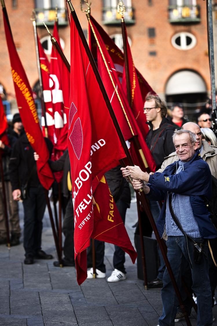 Kritik. Efter adskillige demonstrationer og et stigende pres fra Socialdemokratiet og en række andre partier ligner det et stop for dagpengererformen. 