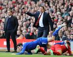 Sig op eller bliv fyret, lød opfordringen fra  Cardiffs excentriske Vincent Tan. Manager Malky Mackay valgte det sidste. 