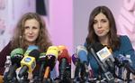 Putinkritikere. De to Pussy Riot-aktivister Maria Aljokhina (tv.) og Nadesjda Tolokonnikova (th.) blev idømt to års fængsel efter deres protestaktion mod præsident Putin, men blev løsldadt fredags efter 21 måneder i fængsel på grund af en netop vedtaget amnestilov i Rusland. 