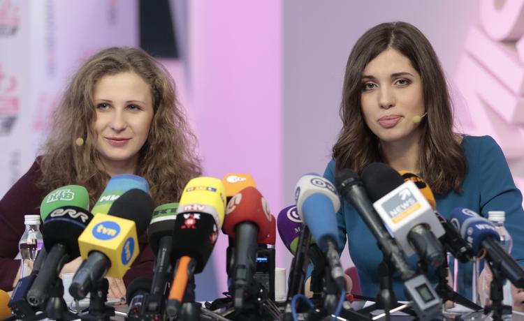Putinkritikere. De to Pussy Riot-aktivister Maria Aljokhina (tv.) og Nadesjda Tolokonnikova (th.) blev idømt to års fængsel efter deres protestaktion mod præsident Putin, men blev løsldadt fredags efter 21 måneder i fængsel på grund af en netop vedtaget amnestilov i Rusland. 