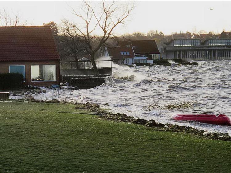 vandland. For få måneder siden kunne folk godt finde på at grine, hvis man talte om stormflod i Roskilde Fjord. Det gør de ikke mere. 