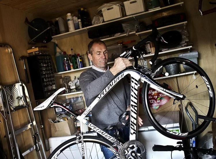 cykelrytter. Kim Eriksen har racercyklerne hængende i et skur, og der er både de moderne af slagsen som her, og de gammeldags med udvendigt gearskifte. 