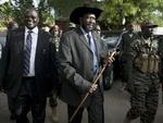 Magtkamp. Spændingerne mellem de to tidligere allierede, tidligere vicepræsident Riek Machar (tv.) og præsident Salva Kiir (th.) har ulmet længe. Nu truer magtkampen mellem de to politikere med at kaste landet ud i endnu en borgerkrig, hvis ikke det lykkedes at finde en diplomatisk løsning. 