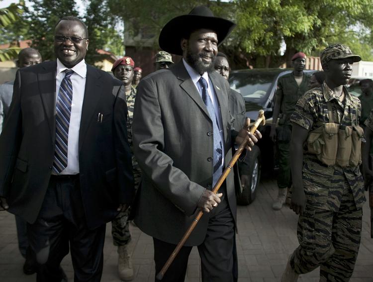 Magtkamp. Spændingerne mellem de to tidligere allierede, tidligere vicepræsident Riek Machar (tv.) og præsident Salva Kiir (th.) har ulmet længe. Nu truer magtkampen mellem de to politikere med at kaste landet ud i endnu en borgerkrig, hvis ikke det lykkedes at finde en diplomatisk løsning. 