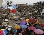 Haiyan. Hundredvis af ofre for supertyfonen Haiyan er endnu ikke begravet, syv uger efter at Filippinerne blev ramt af det historisk kraftige uvejr, der tilintetgjorde hele byer og kostede flere end 6.000 mennesker livet. Beboere i området kæmper dagligt med lugten fra de omkring 1.400 lig i lukkede, sorte ligposer, der ligger på en mudret, åben mark i San Isidro, en landsby i udkanten af den centrale by Tacloban.  Forleden uddelte frivillige julegaver til børn i Tacloban. 