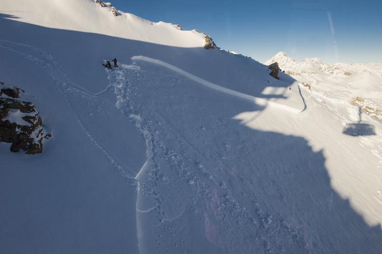 Skisport. Lavineeksperter undersøger området, hvor et stort lavineskred fandt sted fredag ved St. Moritz i Schweiz. 