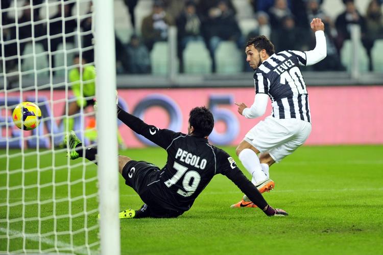 TOPHOLD. Imodsætning til Inter og Milan har Juventus købt profiler, og det kan ses i stillingen, påpeger Carlos Tevez. 