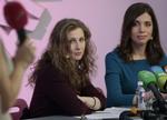 RIOT. De to løsladte Pussy Riot-medlemmer Nadezhda Tolokonnikova og Maria Alekhina siger, at de vil fortsætte kampen mod Putins styre. 
