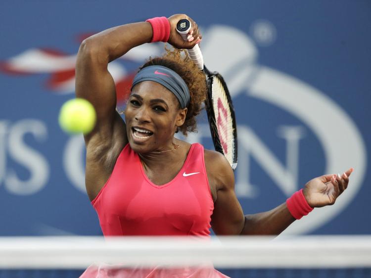 BESEJRET. På vej til Australien lagde Serena Williams lige vejen forbi Thailand, hvor hun tabte en showkamp. 