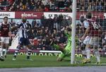 1-2. Seks minutter efter sit første mål for West Bromwich scorede Nicolas Anelka (tv.) det andet mod West Ham. 