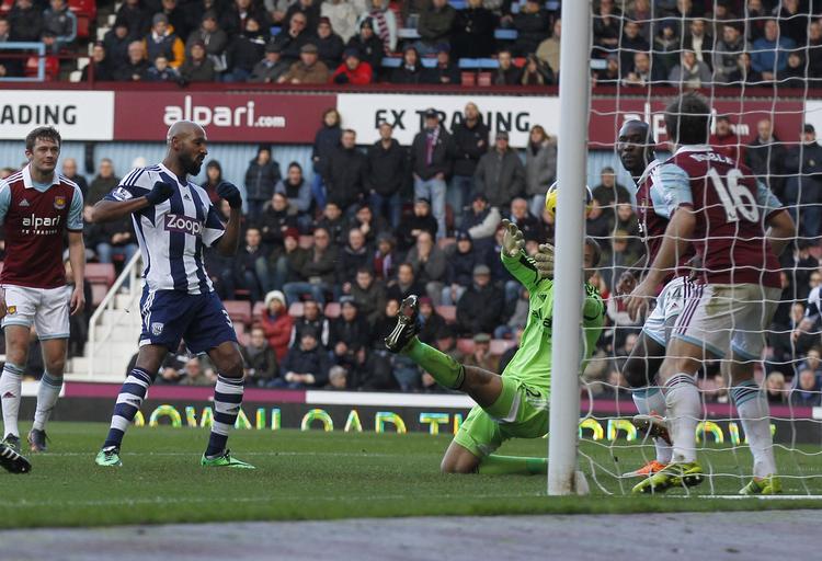 1-2. Seks minutter efter sit første mål for West Bromwich scorede Nicolas Anelka (tv.) det andet mod West Ham. 