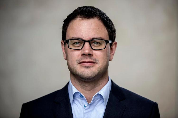 Kontanter. Skatteminister Jonas Dahl (SF) vil have undersøgt mistænkeligt store kontante pengebeløb, der bliver sendt ud af landet. - Foto: 