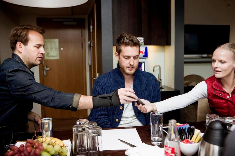 VOTERING. Der blev snakket om brugervenlighed, design og gode ideer, da dommerne skulle finde ud af, hvilken app der løb med titlen som årets bedste. Øverst er det jurymedlem Anders Hedegren, og nederst ses Michael Flarup (midtfor) og Janne Jul Jensen. 