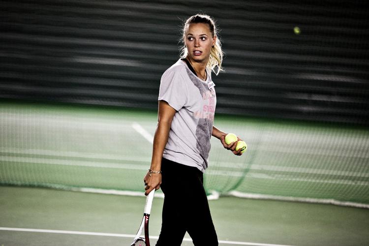 Skadet. Caroline Wozniacki har trukket sig turneringen fra Brisbane International på grund af en skade i sin højre skulder. - Foto: 