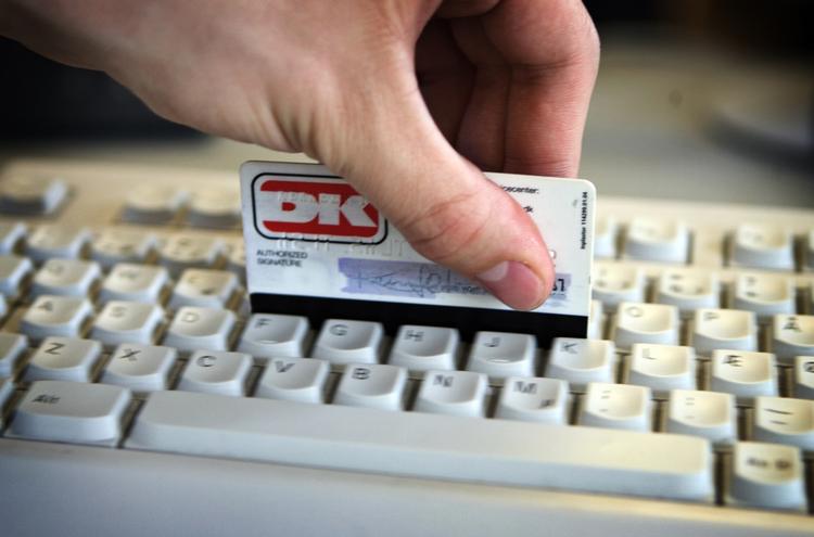 Nethandel. Det er knap tre måneder siden, onlinesupermarkedet osuma.dk åbnede den digitale landhandel i den østjyske landsby Alken. Den foreløbige konklusion på projektet er, at det har været en kæmpesucces, som har bragt livet tilbage til byen. - Foto: 