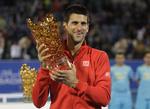 sejr. Novak Djokovic vandt i går denne smukke sag efter at have sejret i finalen i 'Mubadala World Tennis Championship' i Abu Dhabi mod David Ferrer. 